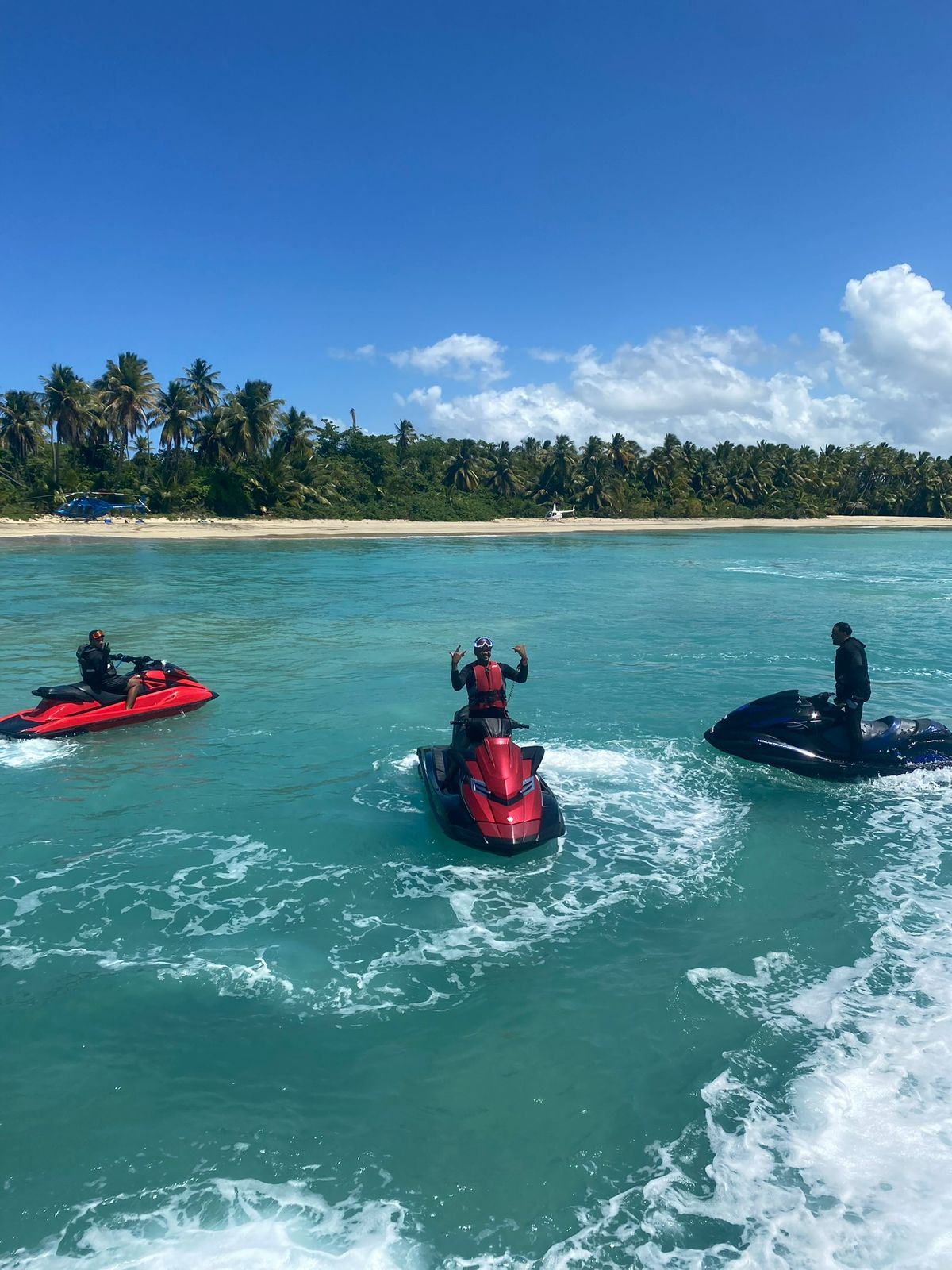 Tres jet skis en agua turquesa caribeña