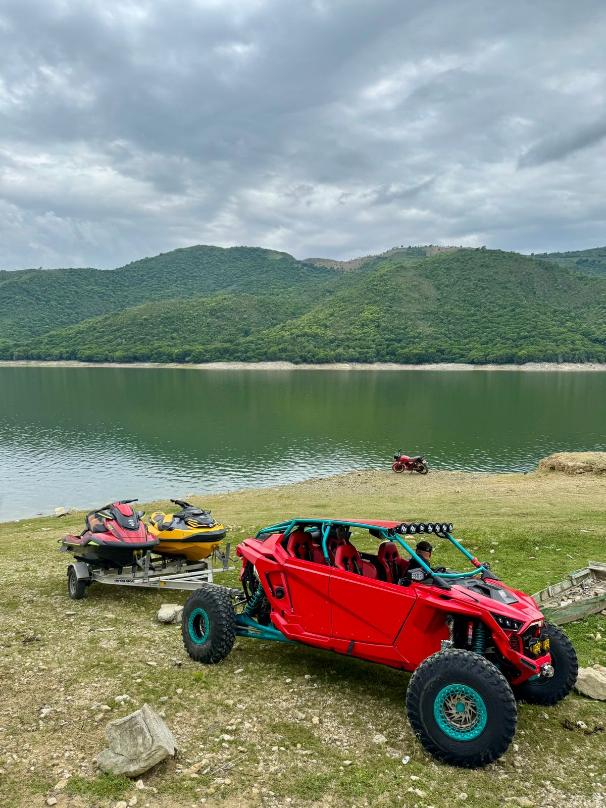 RZR con jet skis en remolque, lago de montaña