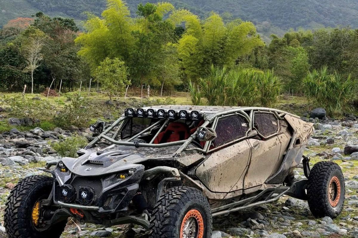 Can-Am Maverick R 4 plazas en ruta off-road